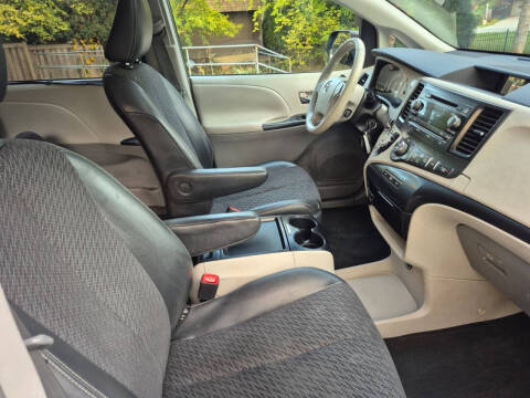 2011 Toyota Sienna SE 8-Passenger