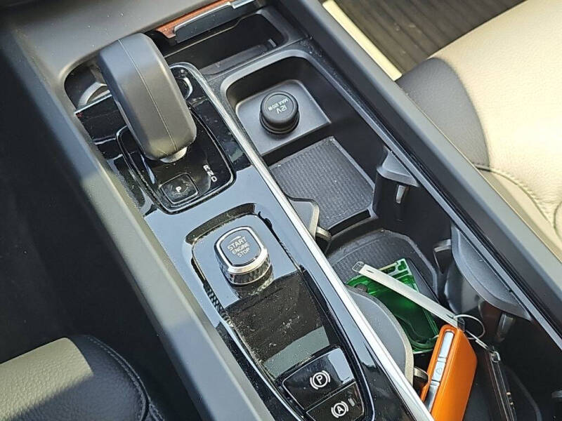 2023 Volvo XC60 B5 Plus Bright Theme