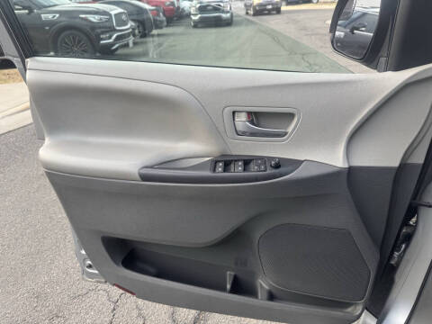 2015 Toyota Sienna LE 7-Passenger Auto Access Seat