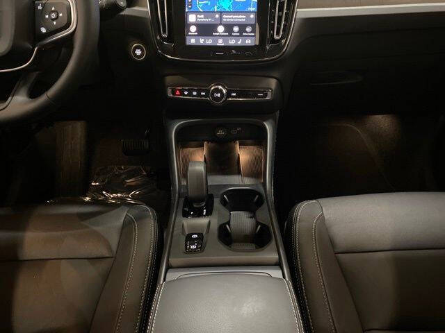 2025 Volvo XC40 B5 Core Bright Theme