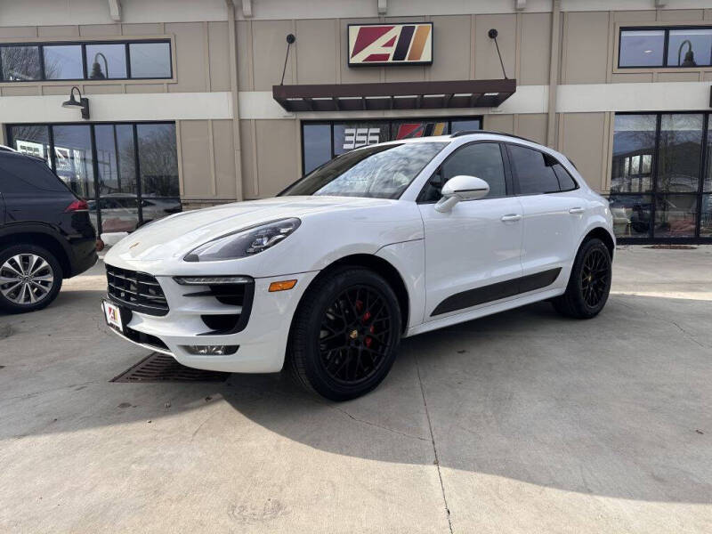 Porsche Macan's photo