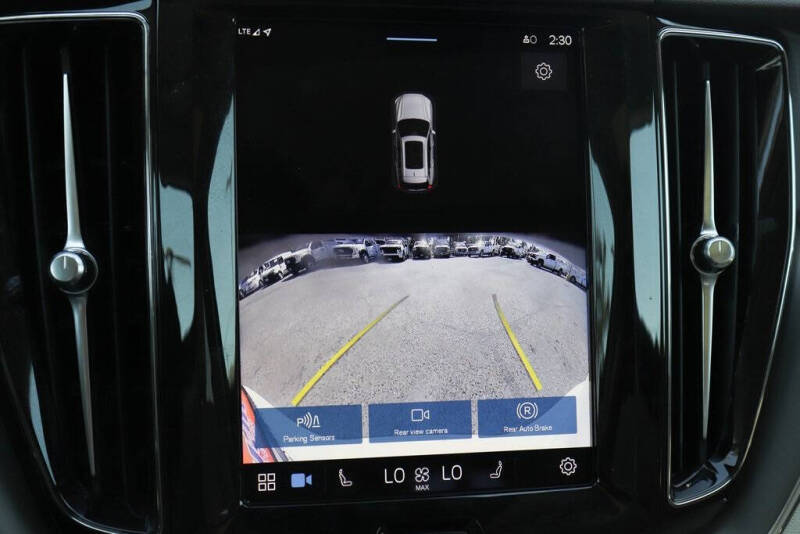 2024 Volvo XC60 B5 Core Dark Theme