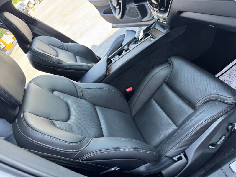 2023 Volvo XC60 B5 Ultimate Bright Theme