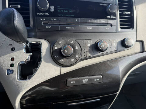 2011 Toyota Sienna LE 7-Passenger Auto Access Seat