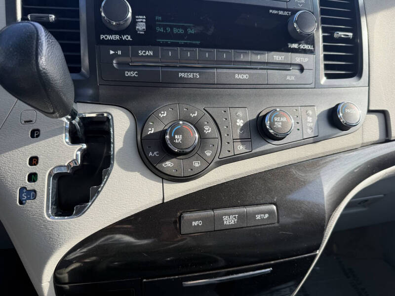 2011 Toyota Sienna LE 7-Passenger Auto Access Seat