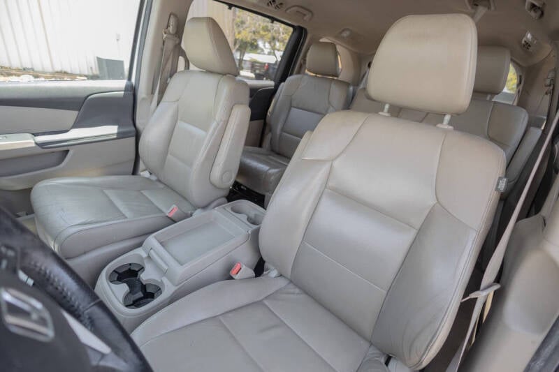 2013 Honda Odyssey Touring photo 6