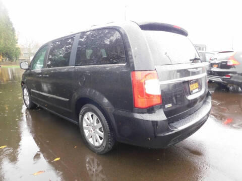 2016 Chrysler Town and Country Touring