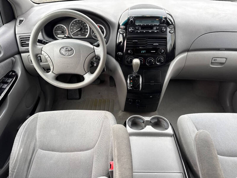 2004 Toyota Sienna LE 7 Passenger