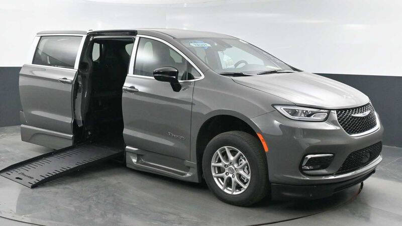 2025 Chrysler Pacifica Select's photo
