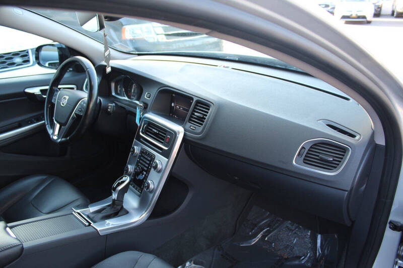 2018 Volvo V60 Cross Country T5 Premier