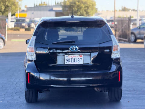 2012 Toyota Prius v Five