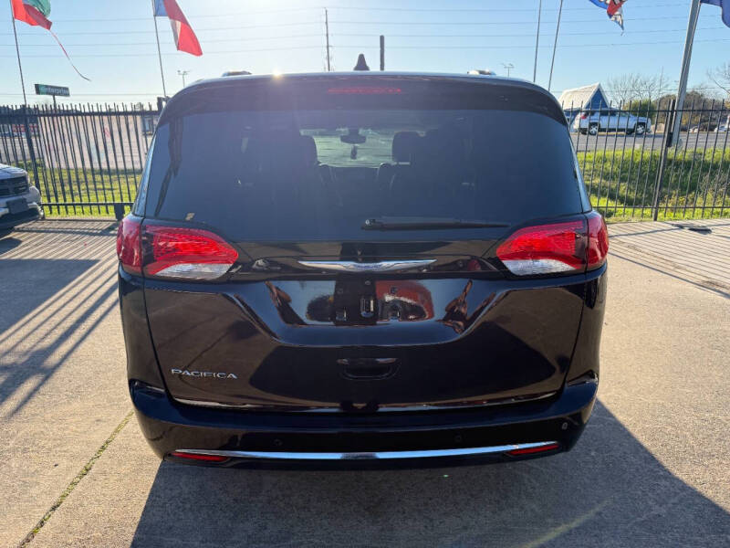2017 Chrysler Pacifica Touring-L Plus