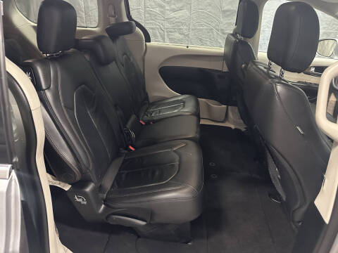 2017 Chrysler Pacifica Touring-L