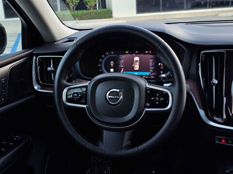 2024 Volvo S60 B5 Plus Dark Theme