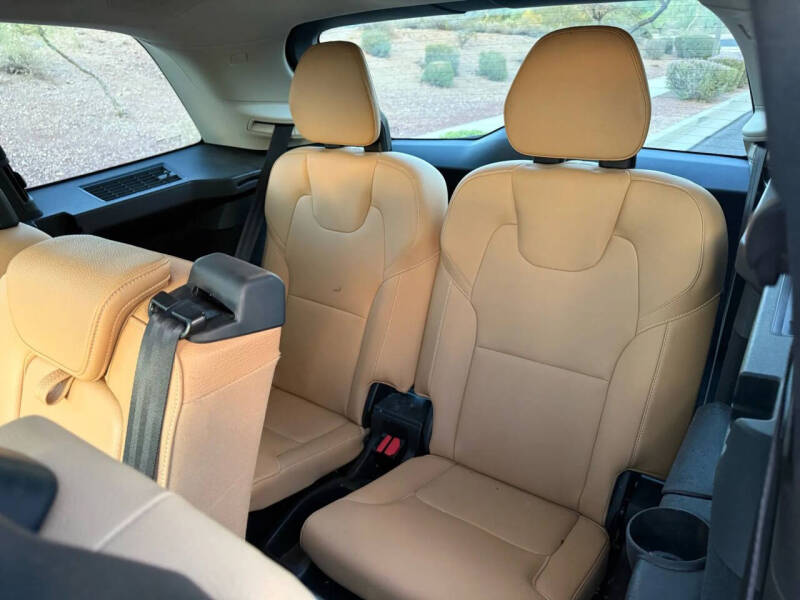 2016 Volvo XC90 T6 Momentum