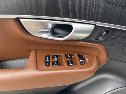 2024 Volvo XC90 Recharge T8 Ultimate Bright Theme 7P