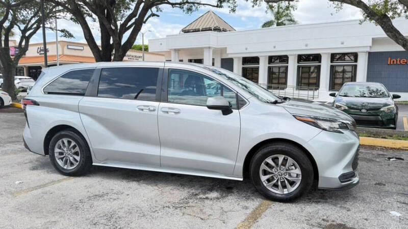2022 Toyota Sienna LE 8-Passenger