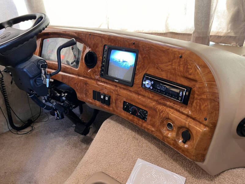 2005 Workhorse Hurricane