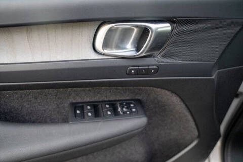 2024 Volvo XC40 B5 Plus Dark Theme