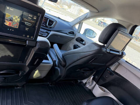 2017 Chrysler Pacifica Touring-L Plus