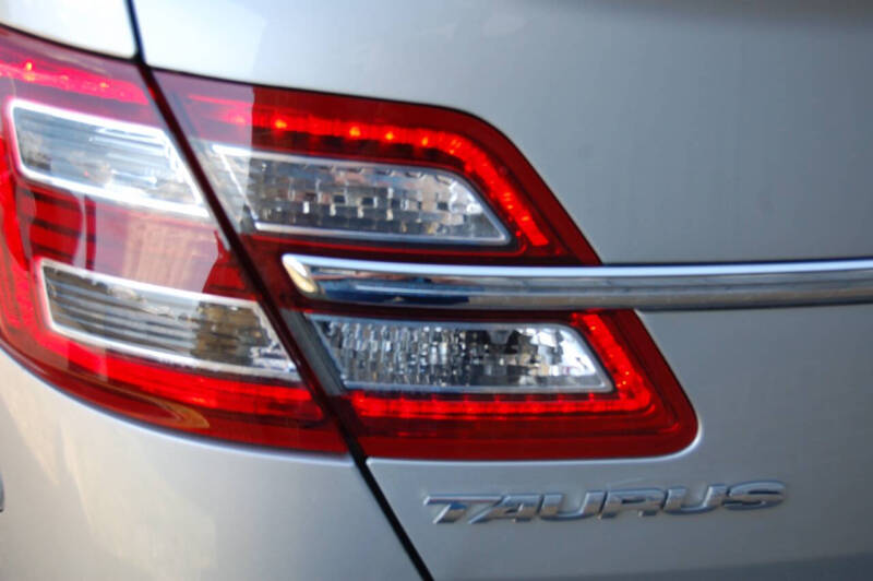 2013 Ford Taurus SE
