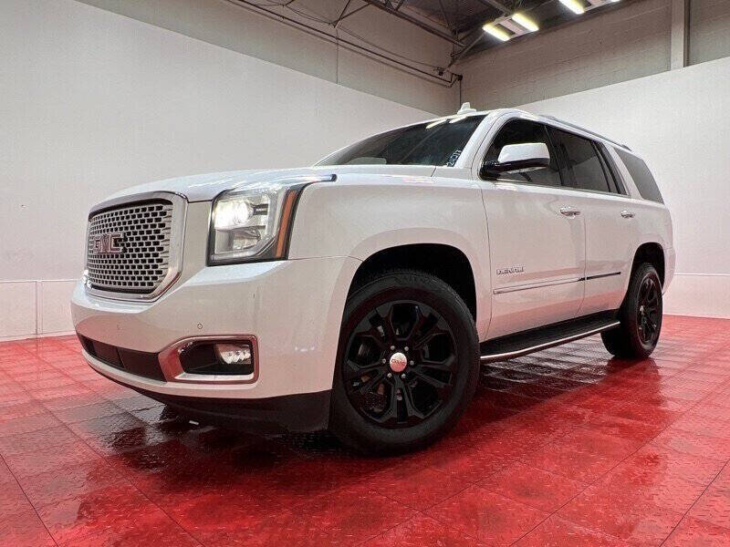Off white 2017 GMC Yukon Denali 4x4 Denali 4dr SUV 2