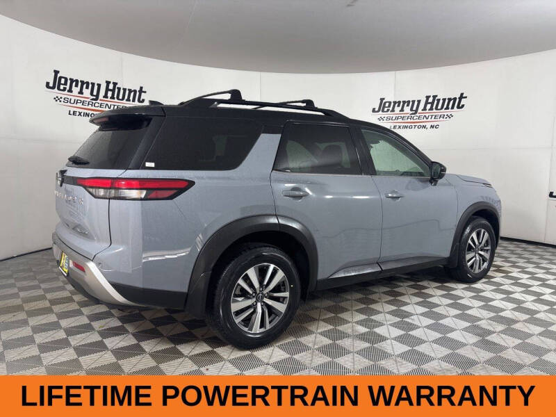 2024 Nissan Pathfinder SL