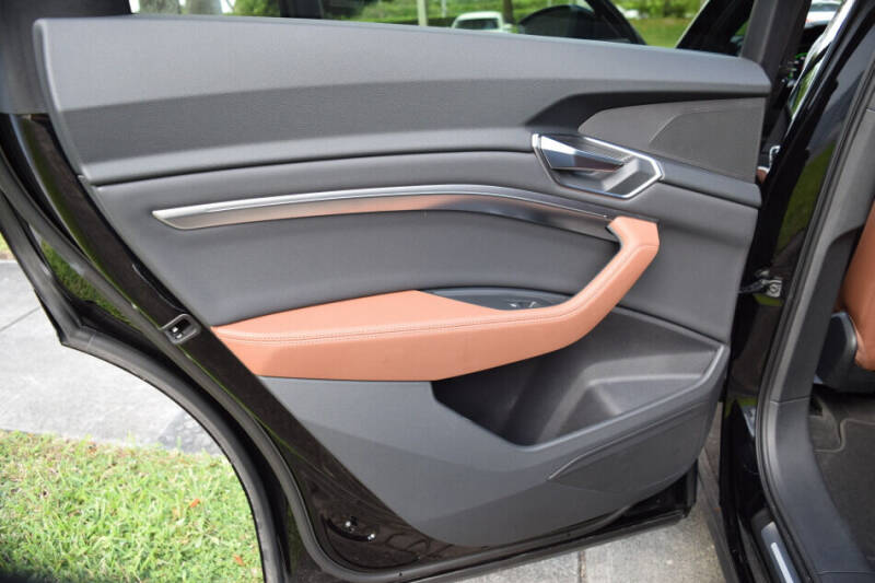 2022 Audi e-tron quattro Premium