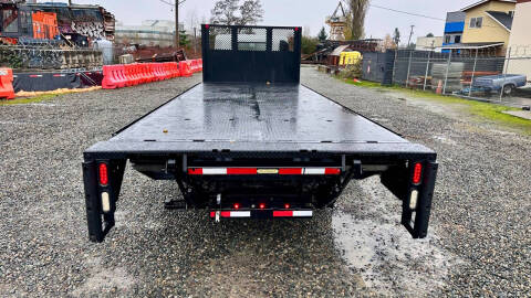 2015 Isuzu NRR  23' Flatbed + Lift Gate