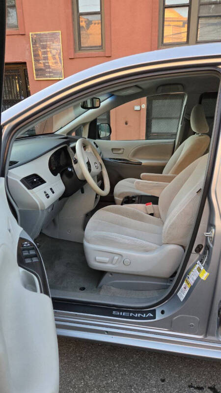 2014 Toyota Sienna LE 7-Passenger Auto Access Seat