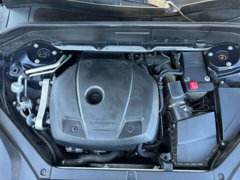 2017 Volvo XC90 T6 Momentum