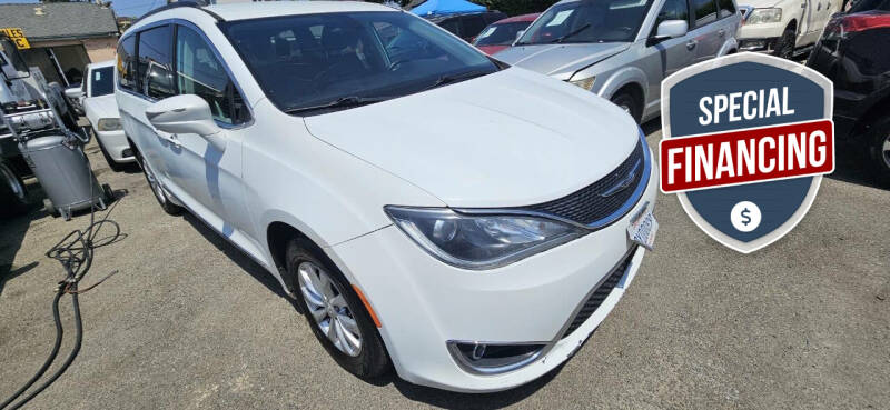 2017 Chrysler Pacifica Touring-L's photo