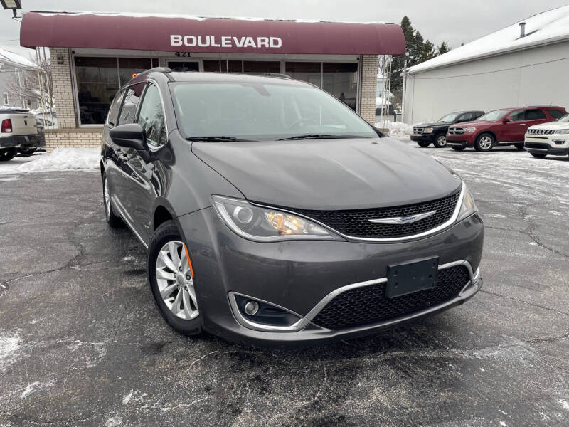 2017 Chrysler Pacifica Touring-L's photo