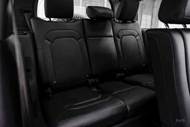 2024 Land Rover Defender 130 P400 X-Dynamic SE