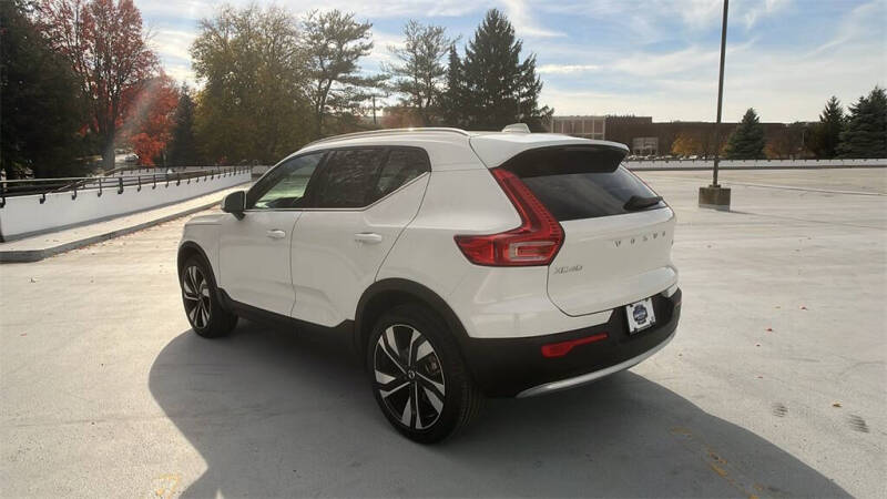 2025 Volvo XC40 B5 Plus Bright Theme