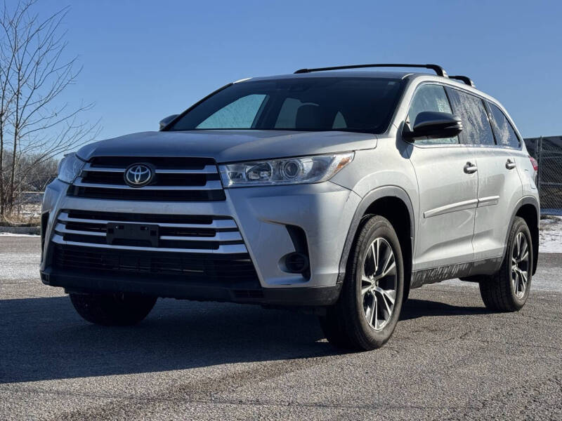 2019 Toyota Highlander LE's photo