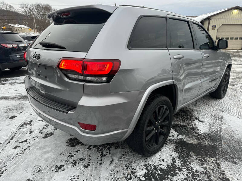 2017 Jeep Grand Cherokee Altitude photo 5