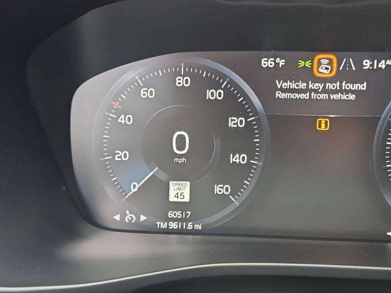 2022 Volvo XC40 T5 Momentum