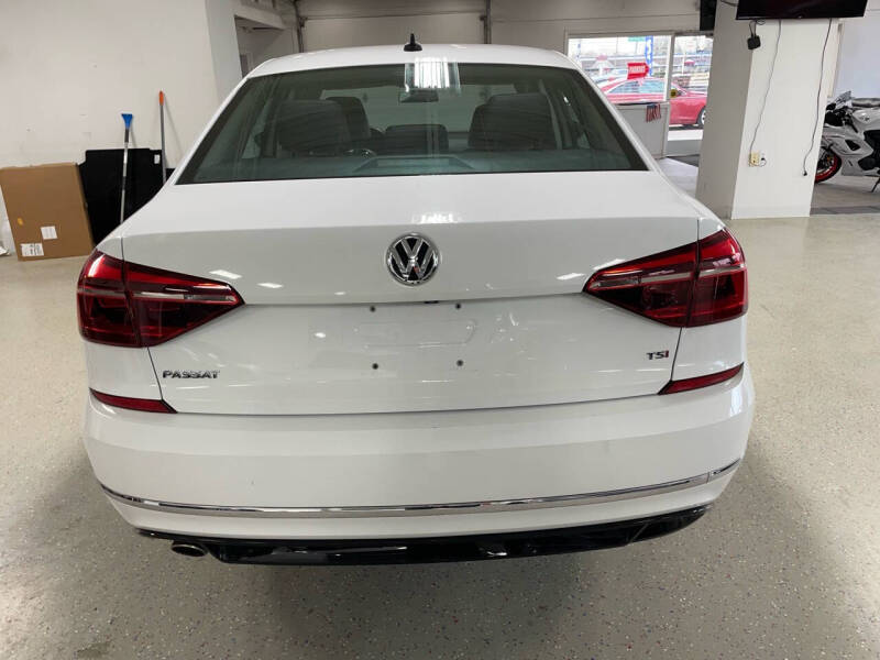 2018 Volkswagen Passat R-Line photo 8