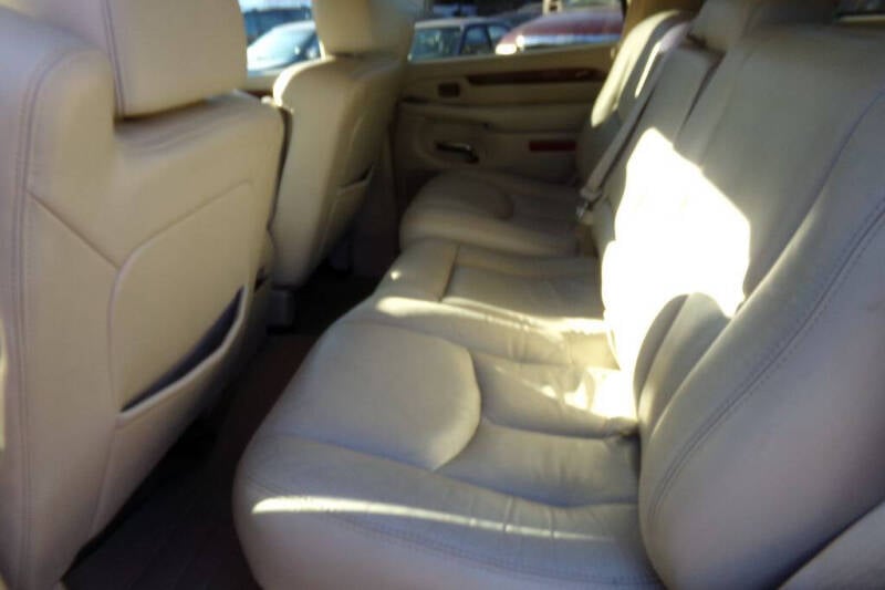 2004 Cadillac Escalade Base photo 9