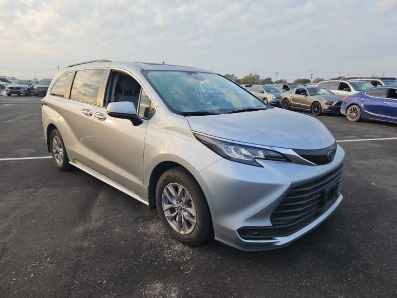 2022 Toyota Sienna LE 8-Passenger