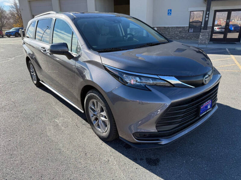 2024 Toyota Sienna LE's photo