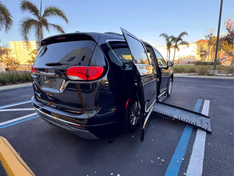 2017 Chrysler Pacifica Touring-L