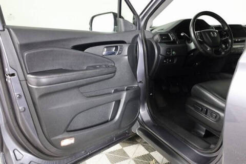 2019 Honda Pilot Touring w/Rear Captain's Chairs