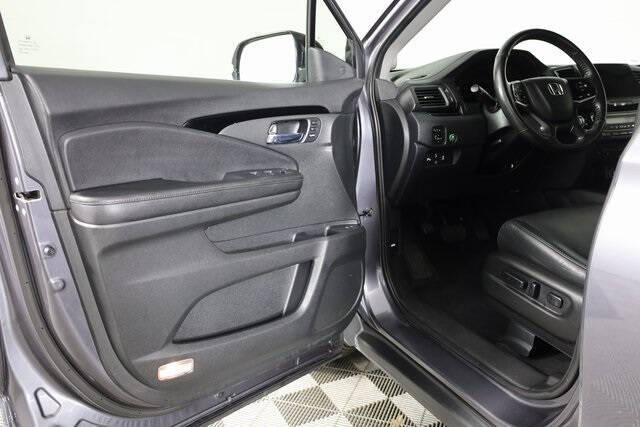 2019 Honda Pilot Touring w/Rear Captain's Chairs