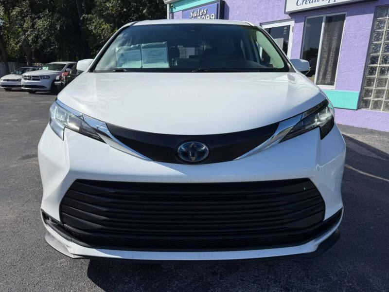 2022 Toyota Sienna LE 8-Passenger