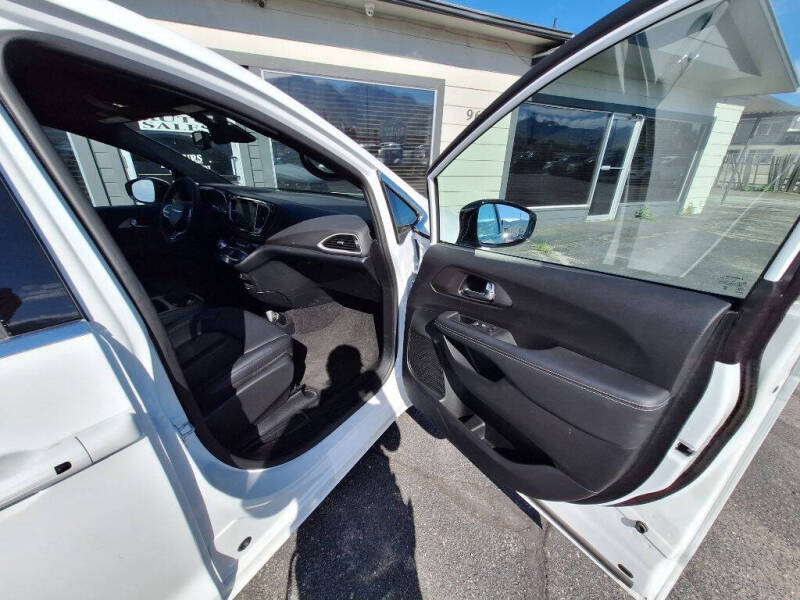 2026 Chrysler Pacifica Select