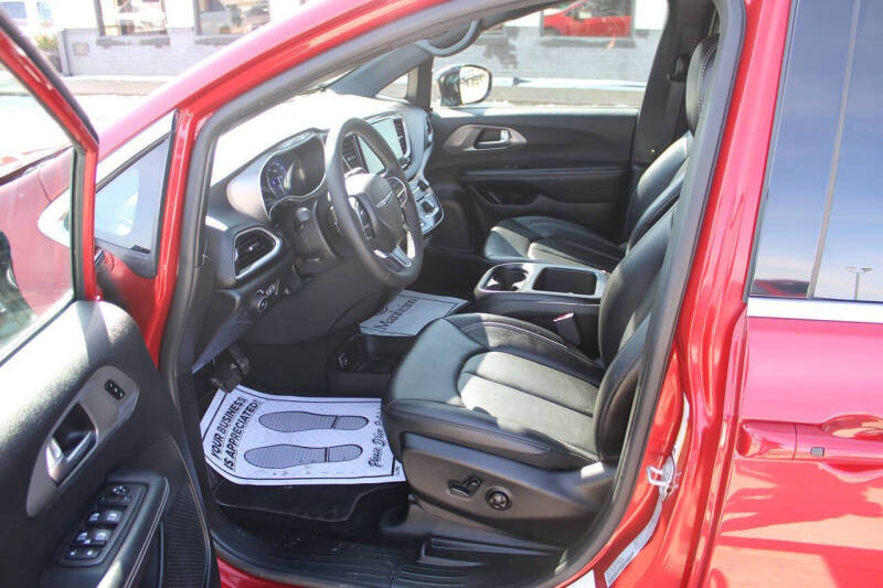 2025 Chrysler Pacifica Select
