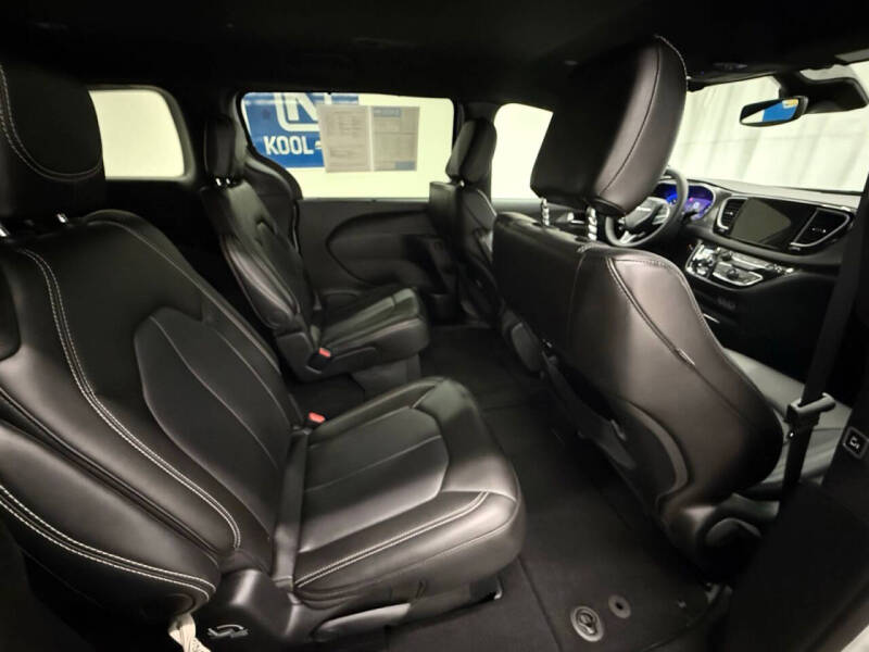 2025 Chrysler Pacifica Select