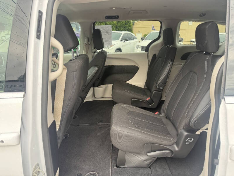 2024 Chrysler Voyager LX